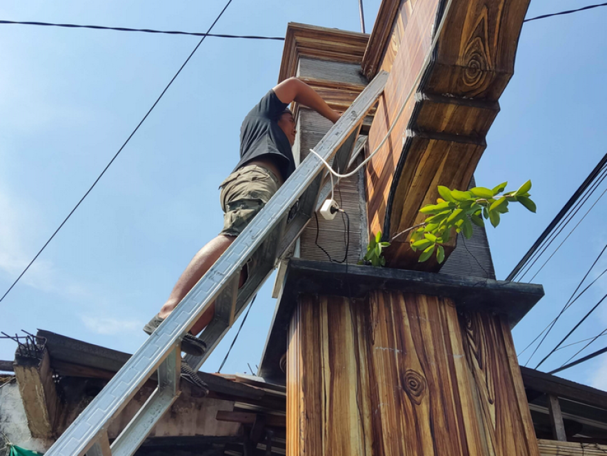 Dalam Upaya Meningkatkan Keamanan, Pemdes Plaosan Memasang CCTV di Jalan Masuk Desa 
